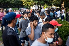 Migranci przed rezydencją Kamali Harris