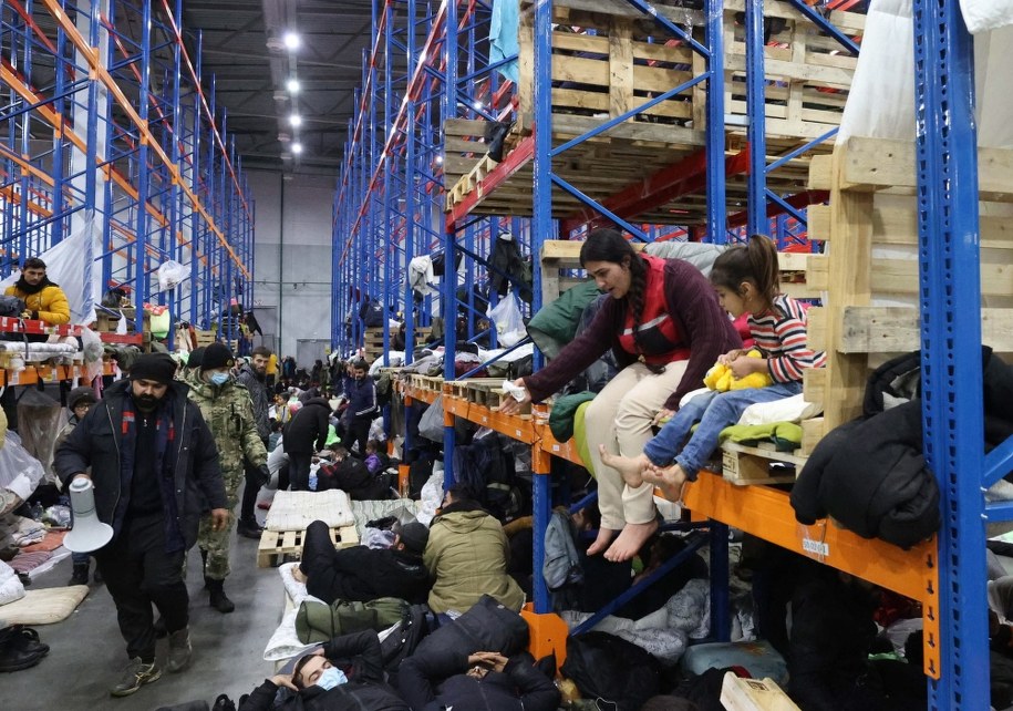 Migranci przenieśli się z koczowiska przy polskiej granicy do pobliskiego centrum logistycznego. Magazyny są już bardzo zatłoczone. /MAXIM GUCHEK/BELTA HANDOUT /PAP/EPA