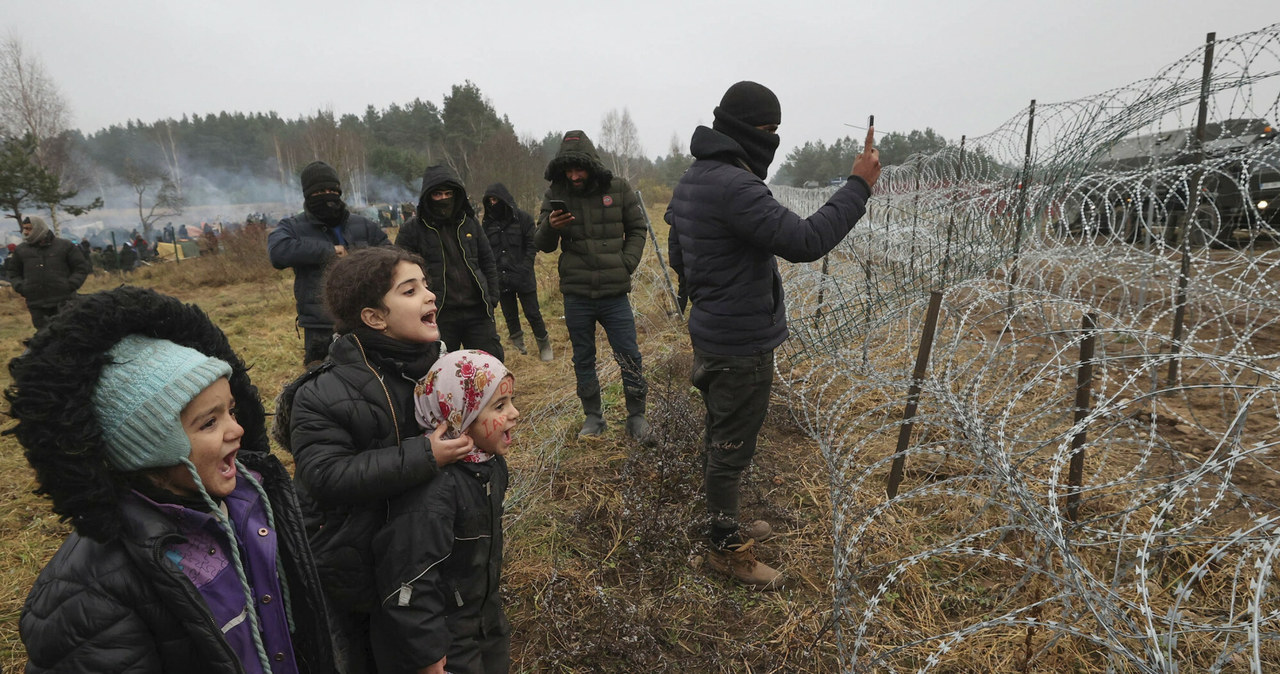 Migranci przy granicy polsko-białoruskiej /Associated Press /East News