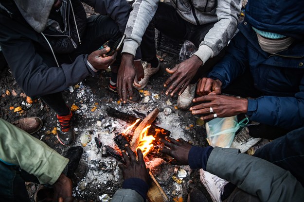 Migranci przy ognisku (zdj. arch.) /MOHAMMED BADRA /PAP/EPA
