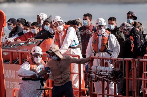 Migranci przybywający do portu Arguineguin w Mogan na Wyspach Kanaryjskich w Hiszpanii, sierpień 2020 r. /	Ángel Medina G. /PAP/EPA