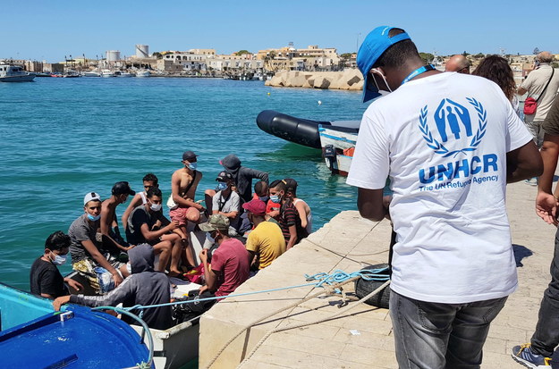 Migranci przypływają na Lampeduse w południowych Włoszech /ELIO DESIDERIO /PAP/EPA