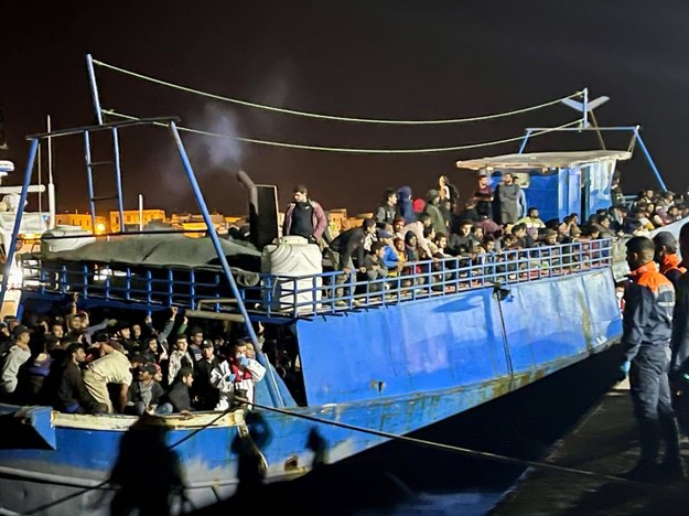 Migranci przypływający na włoska wyspę Lampedusa /ELIO DESIDERIO /PAP/EPA