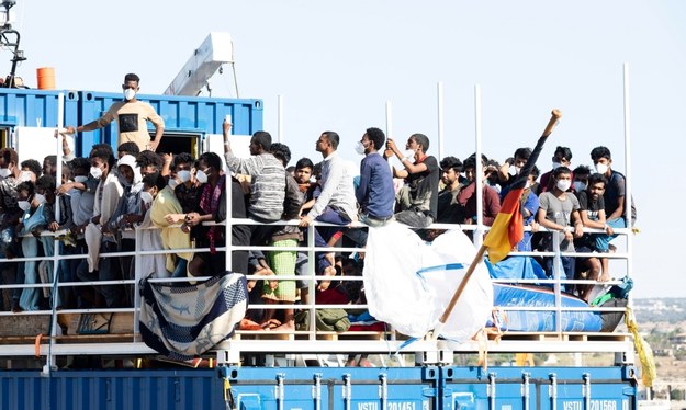 Migranci w sycylijskim porcie /FRANCESCO RUTA /PAP/EPA