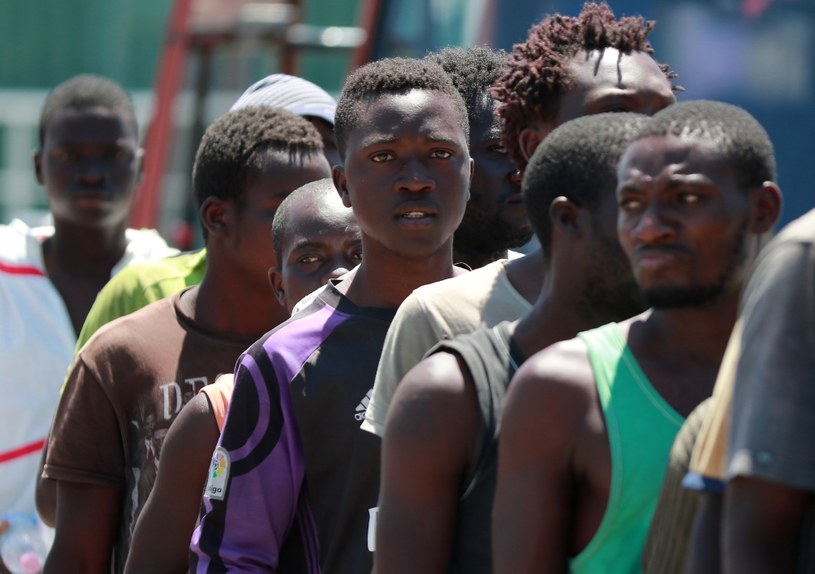 Migranci we włoskim porcie /AFP