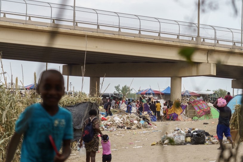 Migranci z Haiti usiłujący dostać się do USA przy moście Del Rio w Teksasie /PAUL RATJE/AFP /AFP