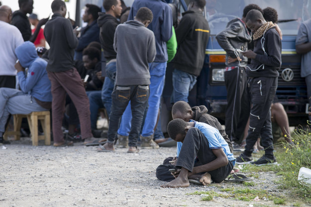 Migranci z obozowiska w Calais /Arnulf Stoffel /PAP/EPA
