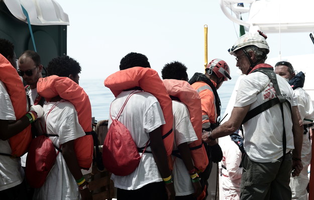 Migranci z pokładu Aquariusa opuszczają pokład statku /Kenny Karpov  /PAP/EPA