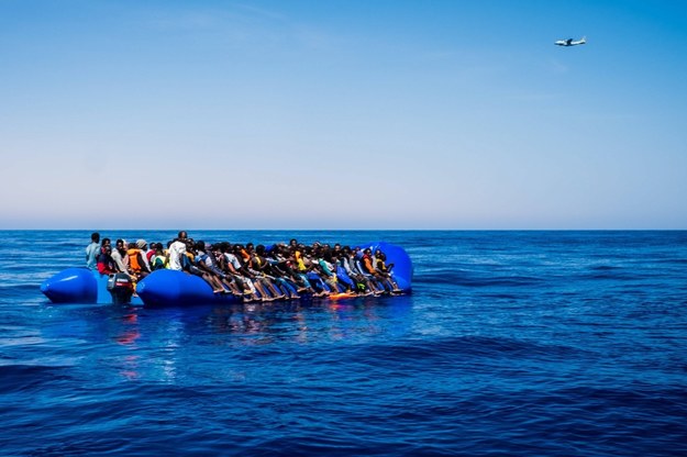 Nawet 50 migrantów rozmyślnie utopionych przez przemytnika