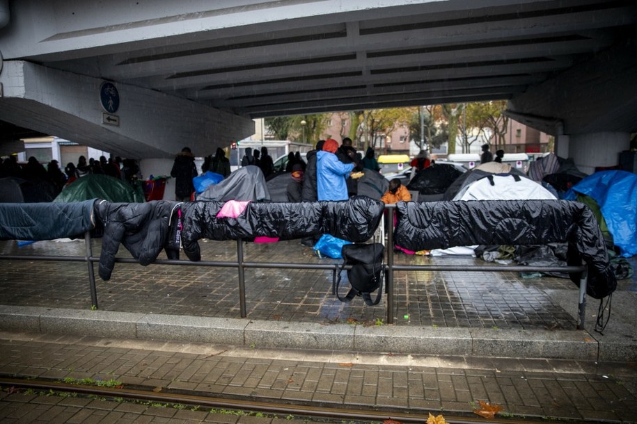 Migranci żyjący w miasteczku namiotowym pod estakadą w Badalonie /Albert Llop / NurPhoto via AFP /East News