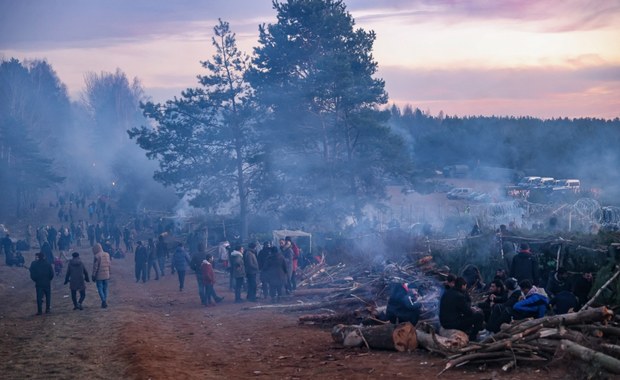 Migrant: Białoruscy funkcjonariusze przygotowują nas do siłowego przejścia