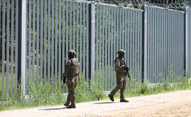 Migrant okradł żołnierza. Przełożył ręce między przęsłami zapory