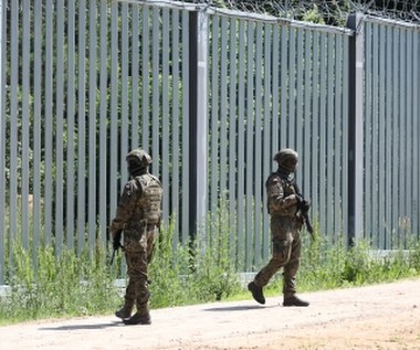 Migrant okradł żołnierza. Przełożył ręce między przęsłami zapory