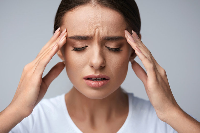Migrena dotyka najczęściej kobiety, ale mężczyźni też są na nią narażeni /123RF/PICSEL