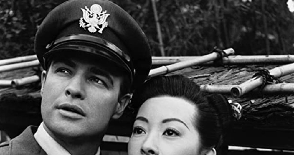 Miiko Taka i Marlon Brando w filmie "Sayonara" (1957) /materiały prasowe