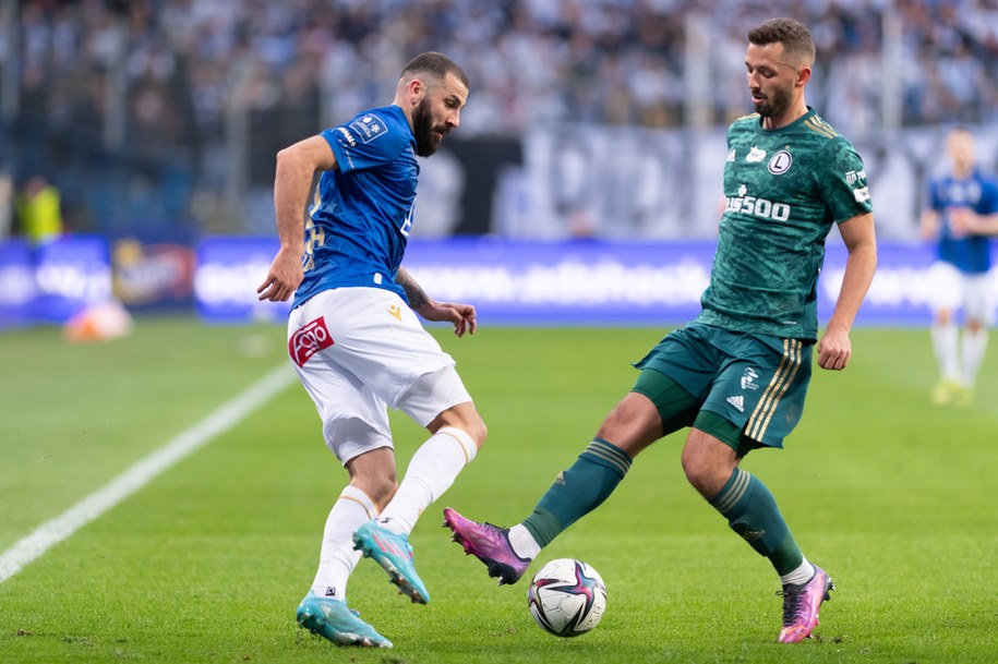 Mikael Ishak (Lech Poznań) i Mateusz Wieteska (Legia Warszawa) /	Jakub Kaczmarczyk   /PAP