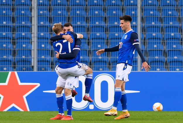 Mikael Ishak, Tymoteusz Puchacz  i Filip Marchwiński, cieszą się z gola podczas meczu grupy D Ligi Europy /Jakub Kaczmarczyk /PAP