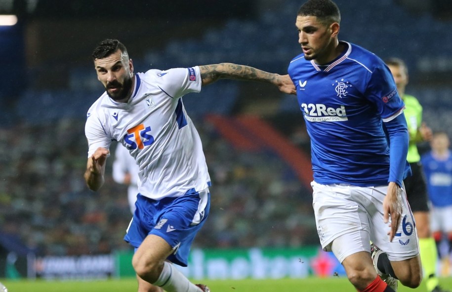 Mikael Ishak z Lecha Poznań i Leon Balogun z Rangers /Robert Perry / POOL /PAP/EPA