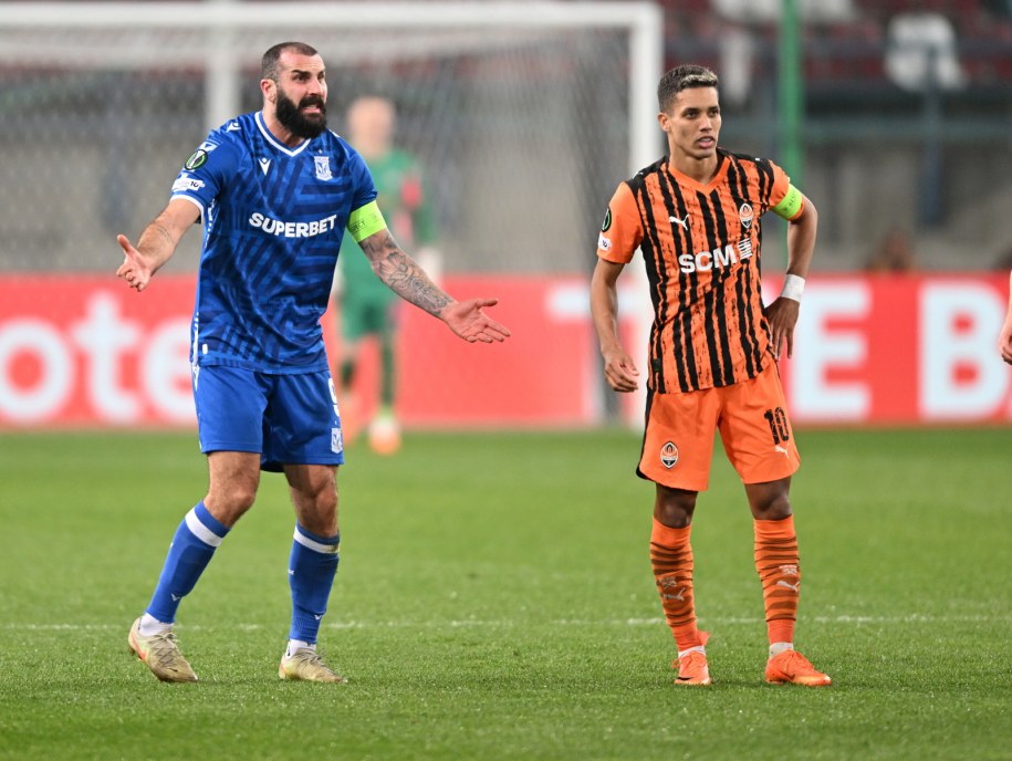 Mikale Ishak robił, co mógł, by Lech Poznań zagrał w ćwierćfinale Ligi Konferencji. Szwed nie krył rozgoryczenia /PAP/Art Service /PAP