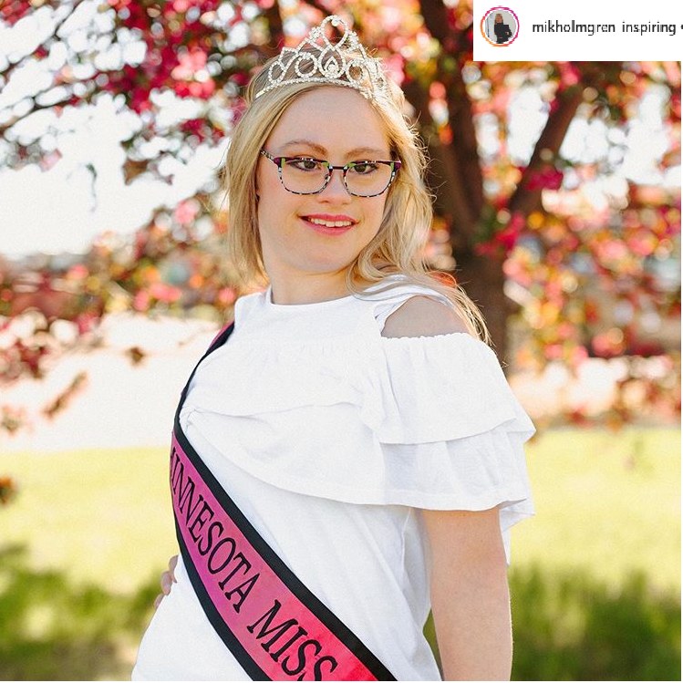 Mikayla Holmgren to pierwsza kobieta z zespołem Downa, która wzięła udział w konkursie Miss. /Instagram