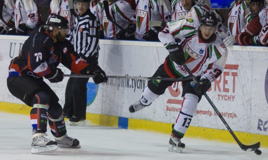 Mike Bayrack z Ciarko PBS Bank KH Sanok i Jarosław Rzeszutko z GKS Tychy /Andrzej Grygiel /PAP