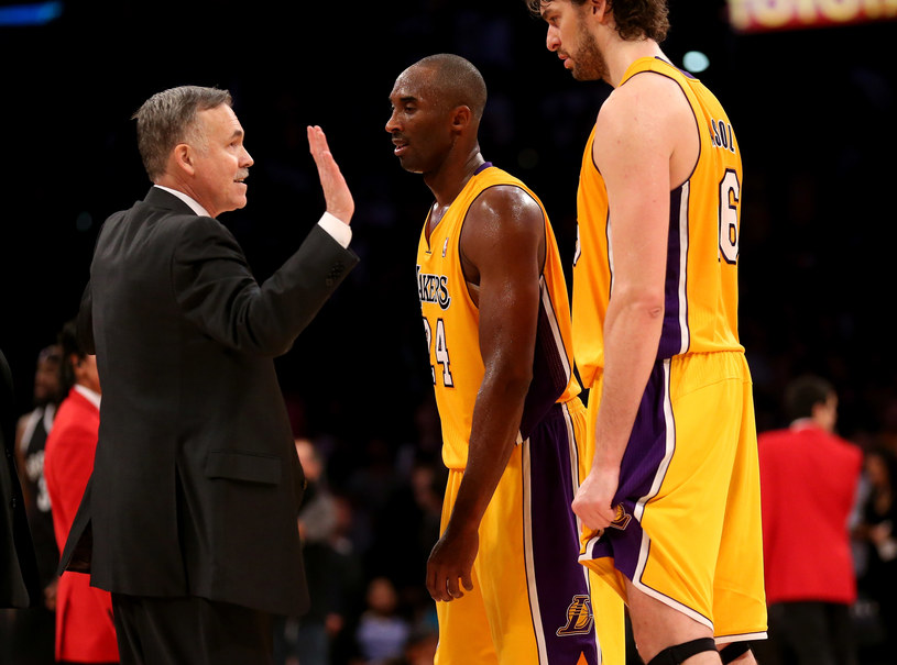 Mike D'Antoni z gwiazdami Lakers - Kobe'em Bryantem i Pau Gasolem /AFP