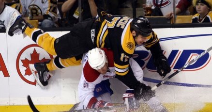 Mike Komisarek nie boi się ostrych starć. Przekonał się o tym Milan Lucic z Boston Bruins /AFP