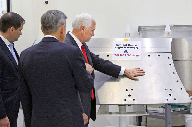 Mike Pence, wiceprezydent USA, i wiele mówiące zdjęcie z wizyty w NASA /NASA