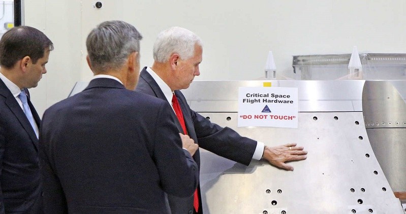 Mike Pence, wiceprezydent USA, i wiele mówiące zdjęcie z wizyty w NASA /NASA