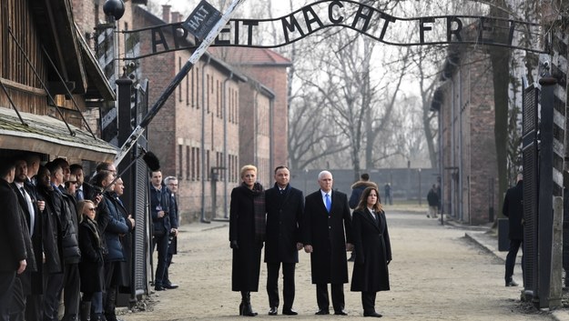 Mike Pence z żoną i Andrzej Duda z żoną w obozie Auschwitz /	Jacek Bednarczyk   /PAP