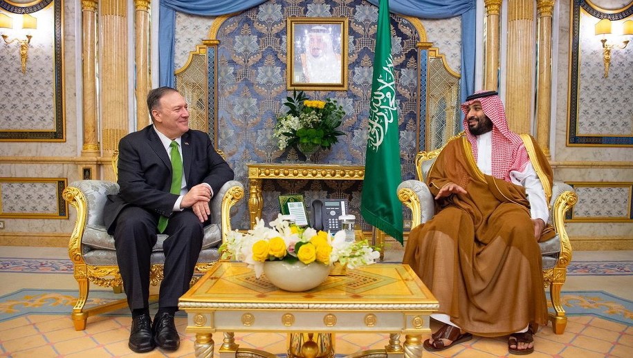 Mike Pompeo z następcą tronu księciem Muhammadem ibn Salmanem /BANDAR ALJALOUD / SAUDI ROYAL COURT HANDOUT /PAP/EPA