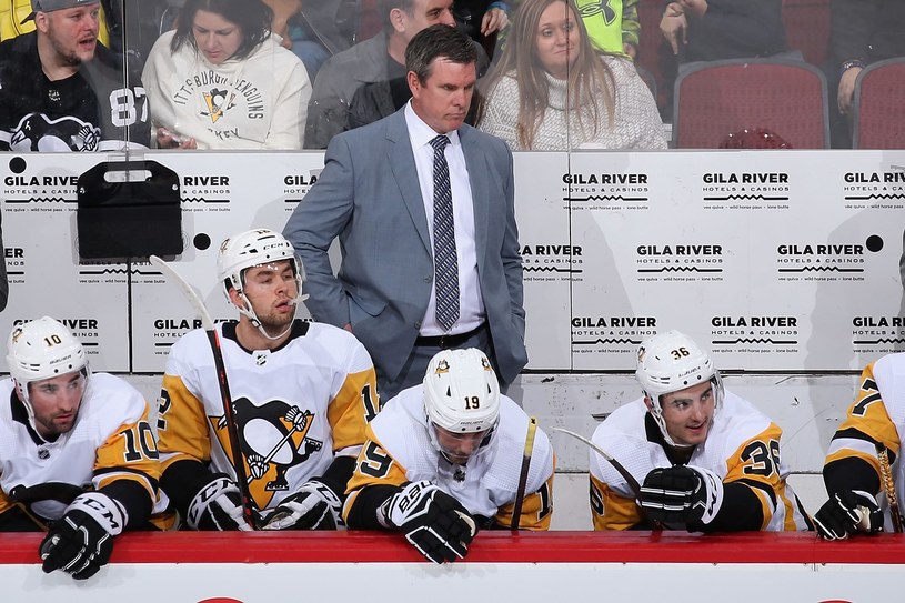 Mike Sullivan na ławce Pittsburgh Penguins /AFP