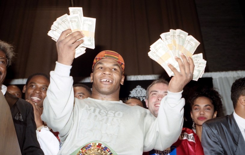 Mike Tyson świętuje po zwycięstwie z Carlem Williamsem, lipiec 1986 /The Ring Magazine / Contributor /Getty Images