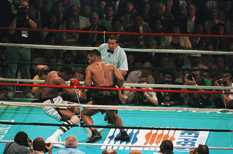 Mike Tyson (z prawej) w walce z Michaelem Spinksem /Getty Images
