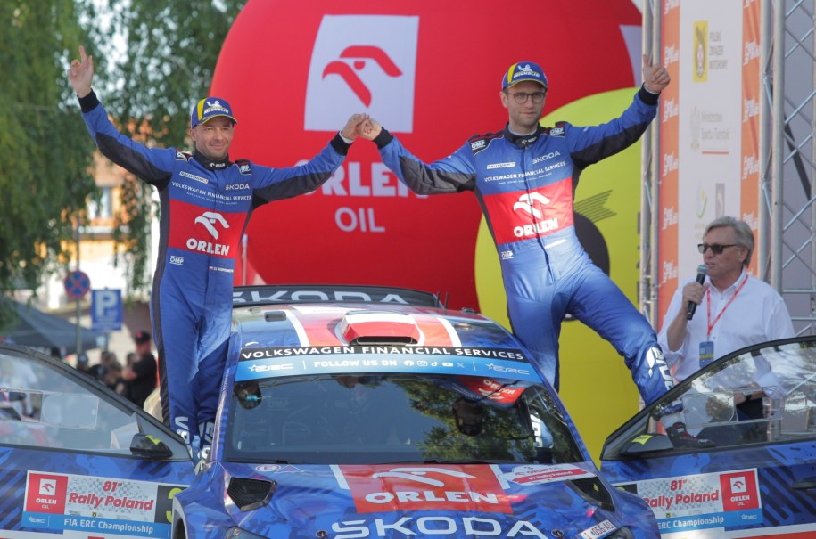 Miko Marczyk i Szymon Gospodarczyk na mecie Rajdu Polski / 	Tomasz Waszczuk    /PAP