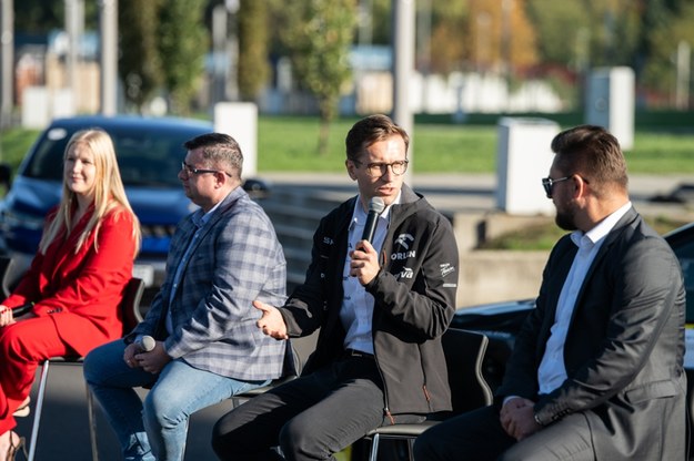 Miko Marczyk (z mikrofonem) podczas konferencji prasowej przed Rajdem Śląska /Andrzej Cieplik /Materiały prasowe