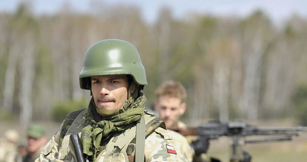 Mikołaj Krawczyk na planie serialu "Misja: Afganistan". Ucieka w pracę przed problemami w związku? /Mieszko Pietka /AKPA