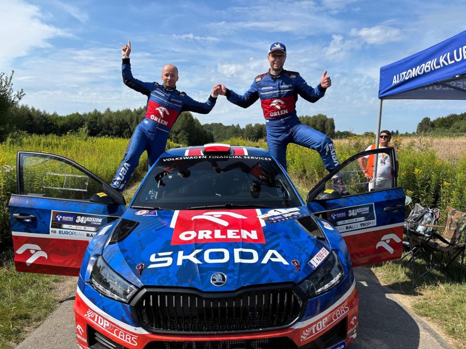 Mikołaj Marczyk (P) i Szymon Gospodarczyk (L) na mecie 34. Rajdu Rzeszowskiego /Materiały prasowe