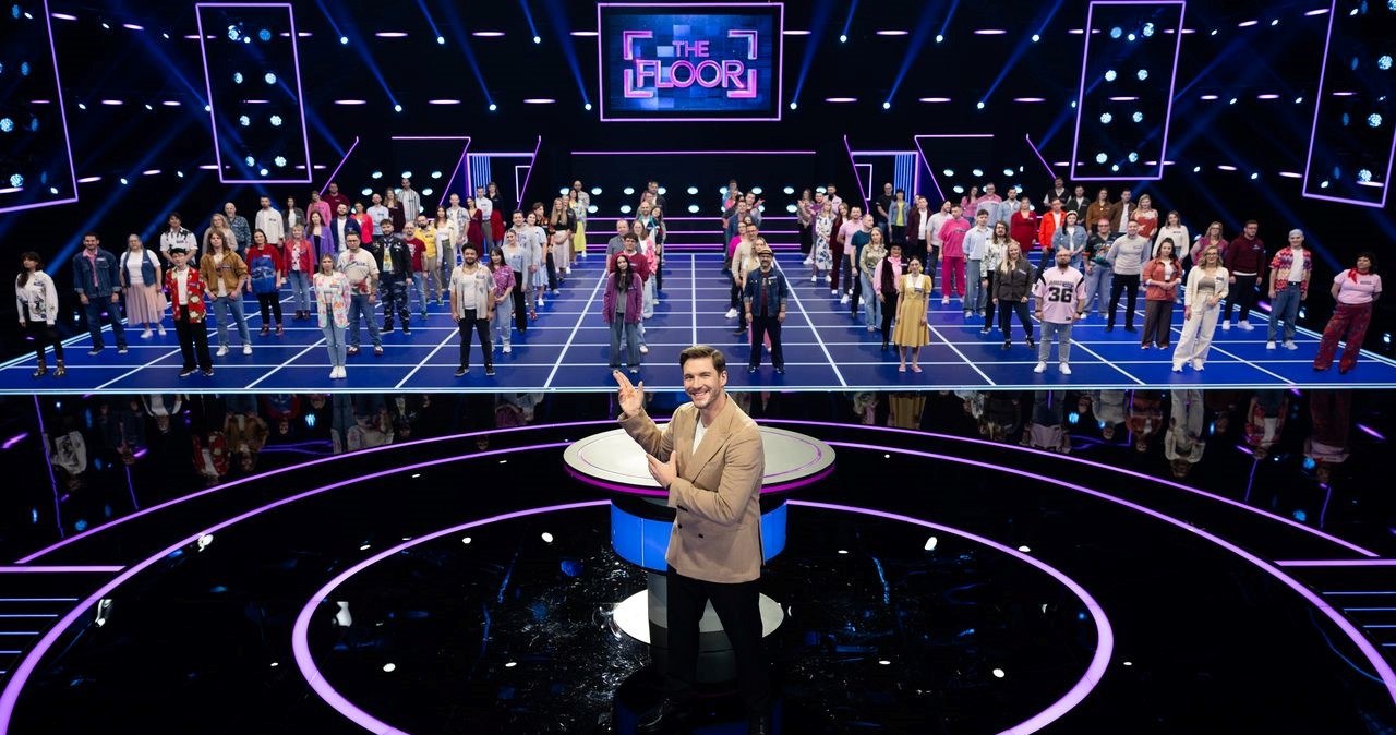 Mikołaj Roznerski zaprasza na nowe odcinki "The Floor" /TVN /materiały prasowe