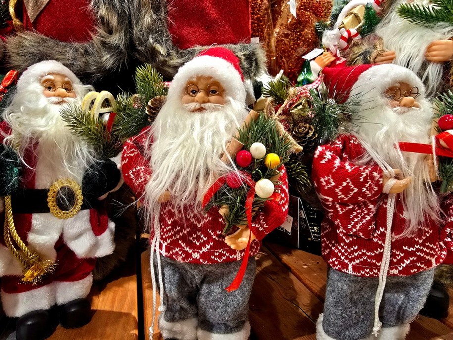 Mikołaj z Miry, Sinterklaas, Babbo Natale… Sprawdź, kto naprawdę przynosi prezenty! /Shutterstock