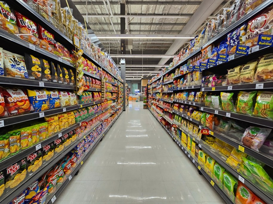 Mikołaje i elfy okradły supermarket. Łupy zostawiły pod choinką