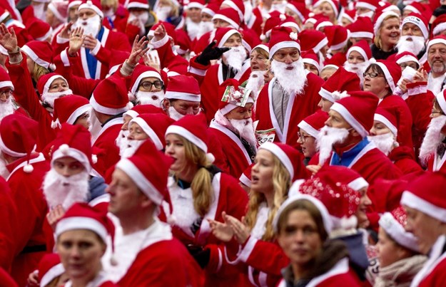 Mikołaje kojarzą się głównie z marketingiem, a nie z chrześcijaństwem /SANDER KONING    /PAP/EPA