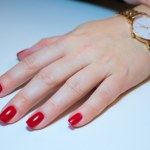 Mikołajkowy manicure – inspiracje i modne świąteczne zdobienia na paznokciach