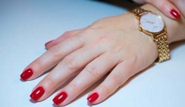 Mikołajkowy manicure – inspiracje i modne świąteczne zdobienia na paznokciach