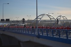 Mikołajowie przemierzyli nowy most w Toruniu