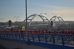Mikołajowie przemierzyli nowy most w Toruniu