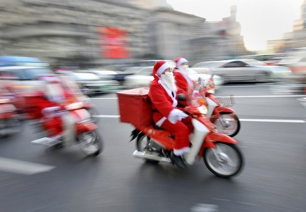 Mikołajowie przychodzą nie tylko 6 grudnia, ale również w Wigilię Bożego Narodzenia /AFP