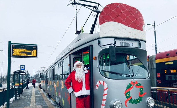 Mikołajowy tramwaj na ulicach Łodzi 