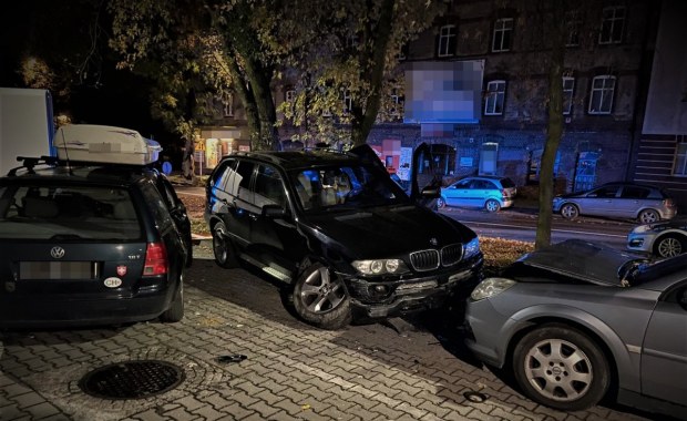 Mikołów: Pijana 22-latka uciekała przed policją, staranowała 3 auta