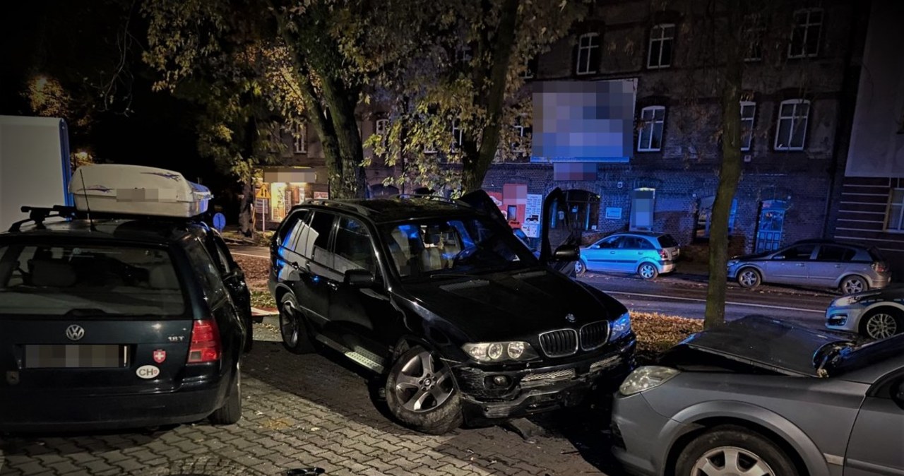 Mikołów: Pijana 22-latka uciekała przed policją, staranowała 3 auta